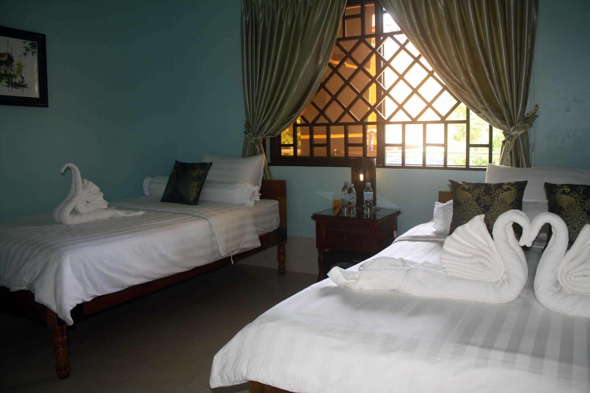 The Magic Sponge Hostel Kampot Exterior photo